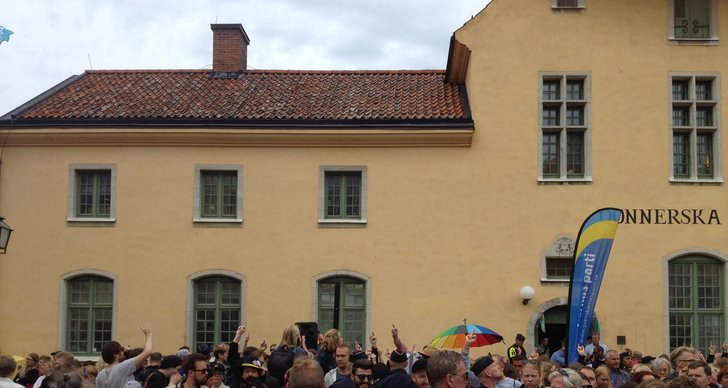 Almedalen, långfinger, Protest, Svenskarnas parti, Vända ryggen, Nazism